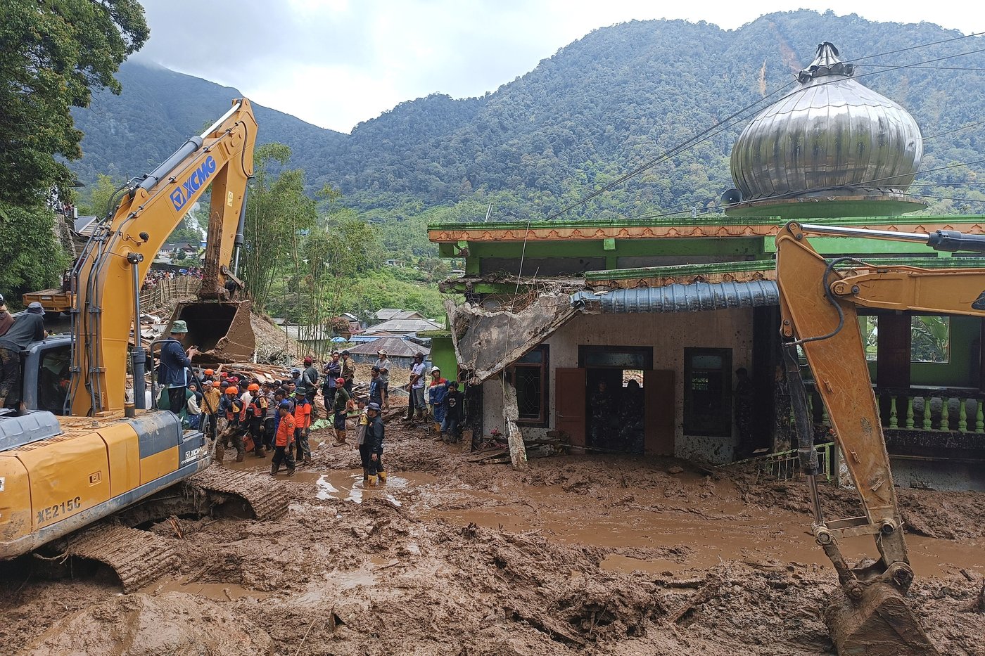 Rescuers recover 20 bodies from flash floods and landslides on Indonesia's Sumatra island | iNFOnews.ca Rescuers recover 20 bodies from flash floods and landslides on Indonesia's Sumatra island | iNFOnews.ca