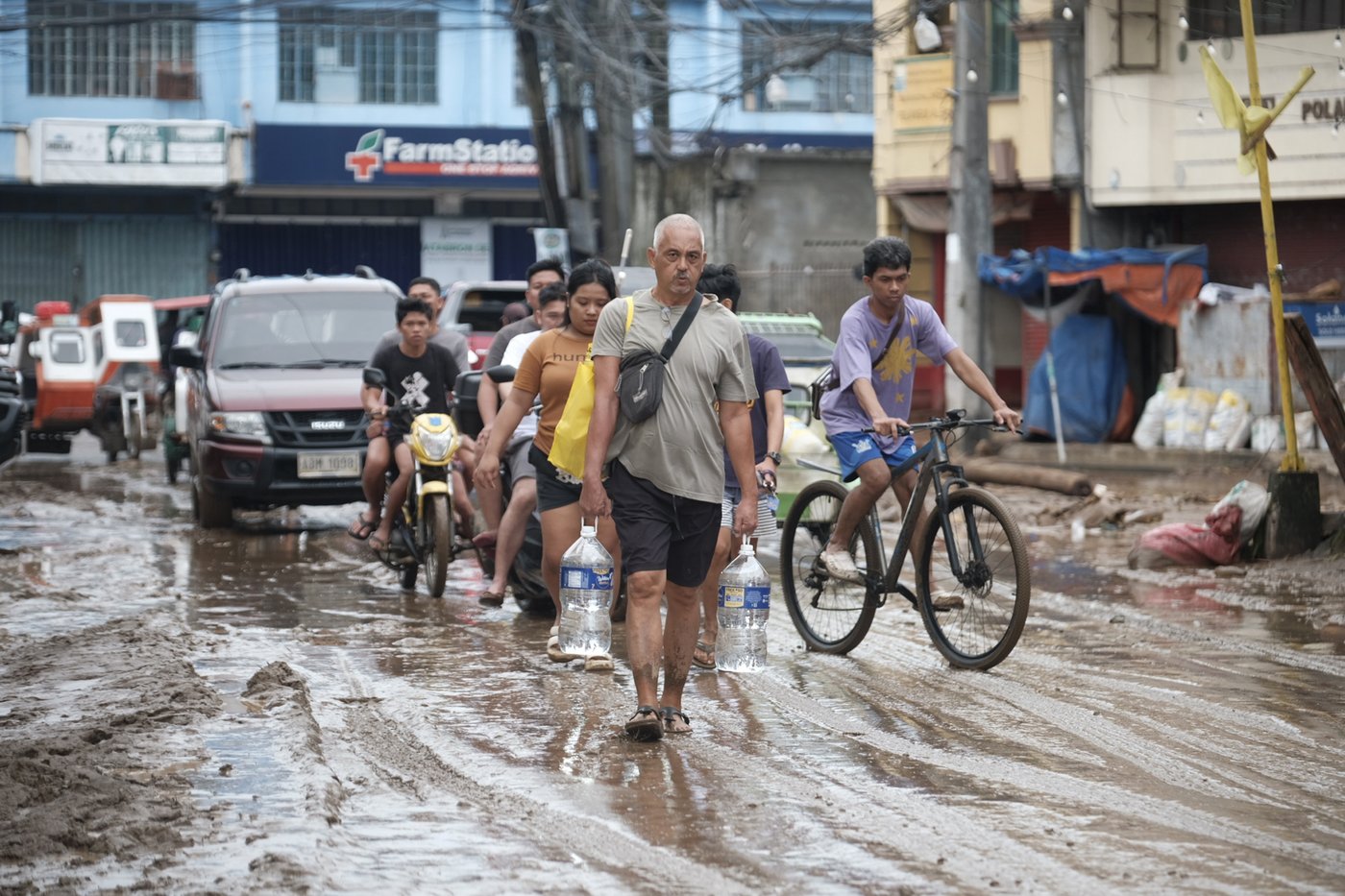 Floods in Philippines kill at least 9 and trap others on roofs as storm approaches | iNFOnews.ca Floods in Philippines kill at least 9 and trap others on roofs as storm approaches | iNFOnews.ca