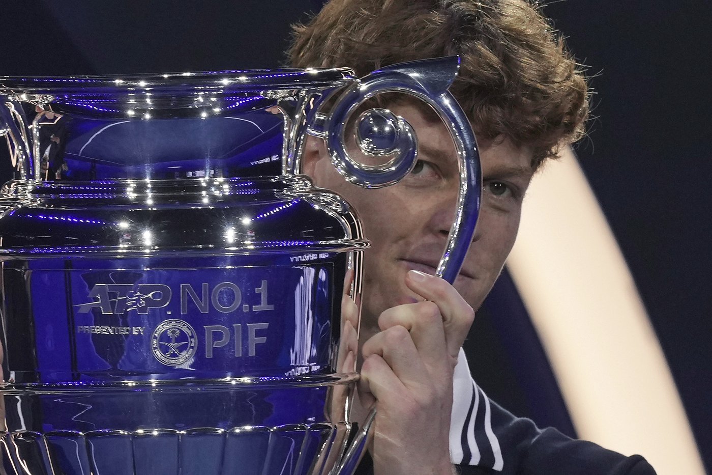 Sinner is awarded the trophy for finishing the year at No. 1 in the ATP rankings | iNFOnews.ca Sinner is awarded the trophy for finishing the year at No. 1 in the ATP rankings | iNFOnews.ca
