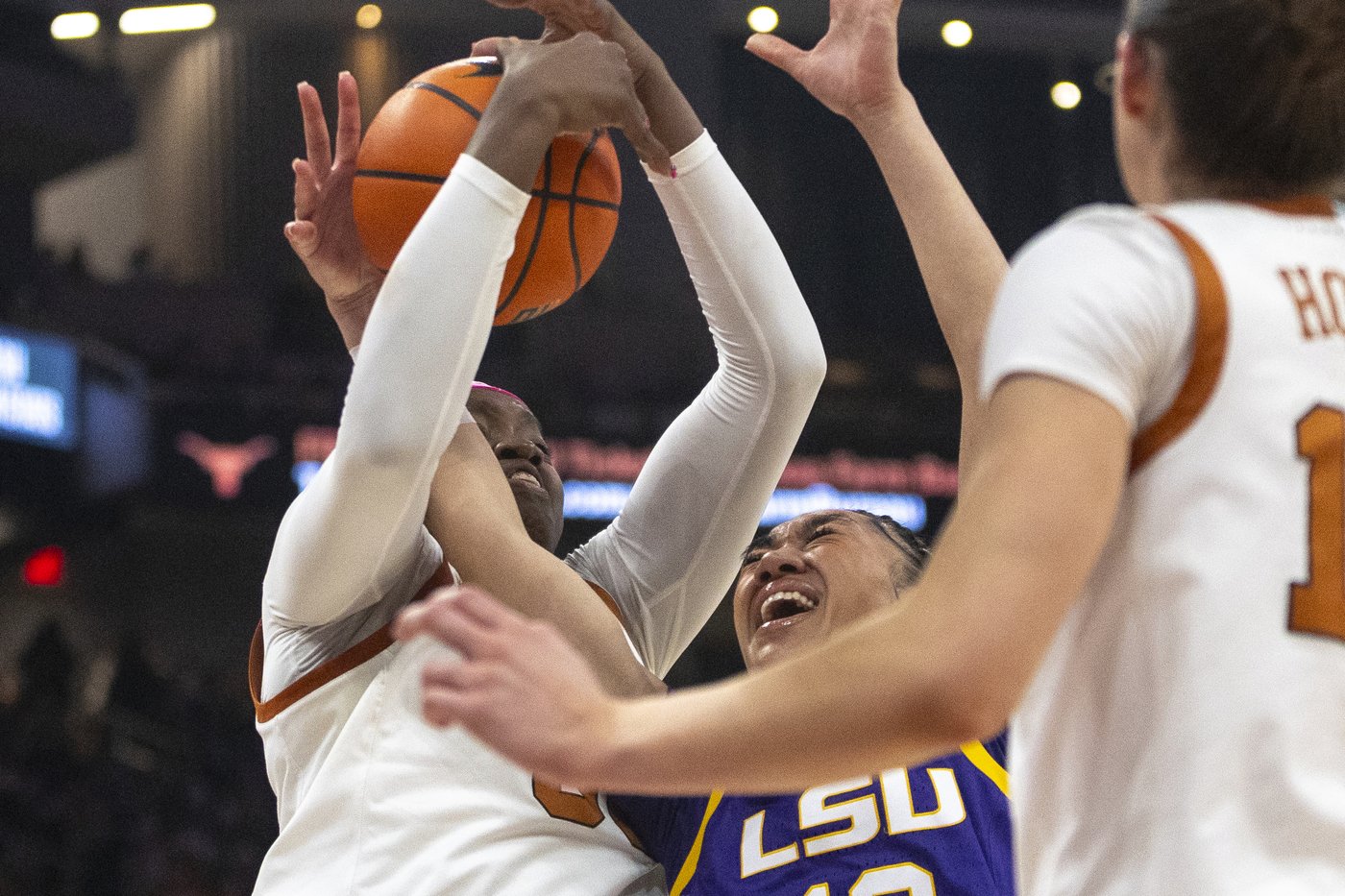 Booker and No. 3 Texas rally from poor shooting start to beat No. 5 LSU 65-58 | iNFOnews.ca Booker and No. 3 Texas rally from poor shooting start to beat No. 5 LSU 65-58 | iNFOnews.ca