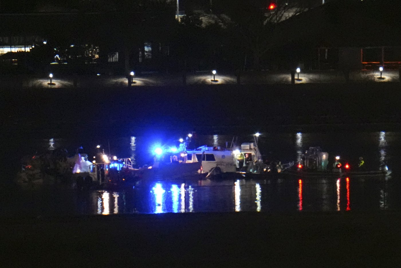 Passenger jet with 64 aboard collides with Army helicopter while landing at Reagan Airport near DC | iNFOnews.ca Passenger jet with 64 aboard collides with Army helicopter while landing at Reagan Airport near DC | iNFOnews.ca