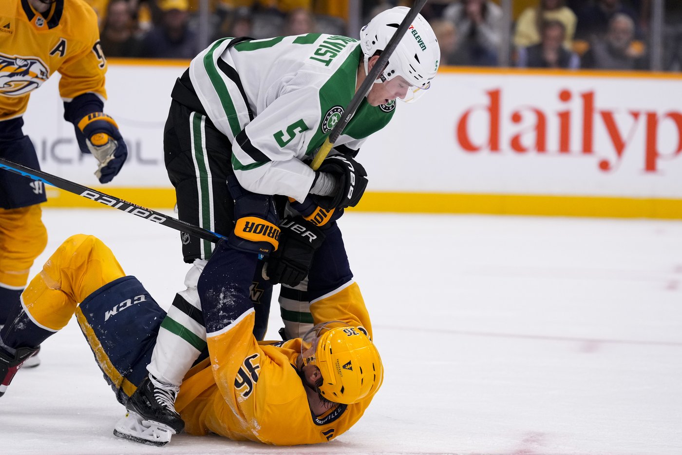 Dallas Stars score 4 goals in 5 shots to take down Predators 4-3 in both teams' season opener | iNFOnews.ca