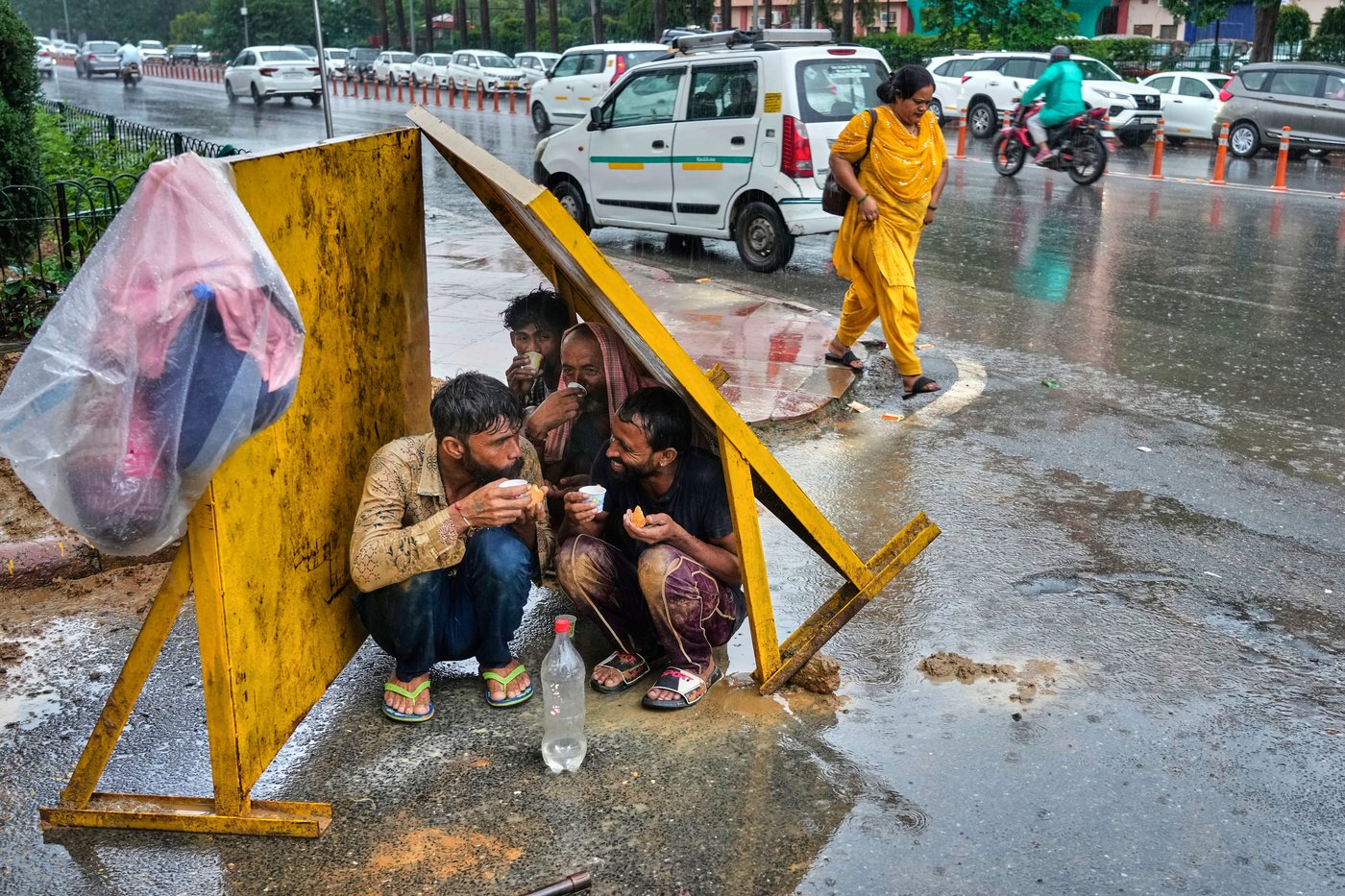Photos of New Delhi residents on the swollen banks of the Yamuna River | iNFOnews.ca
