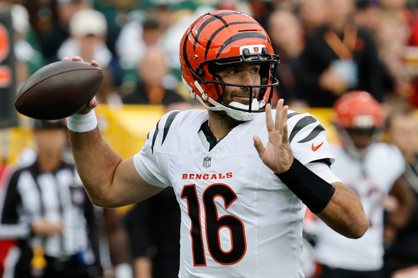 Joe Flacco hopes to shake off disappointing loss and injured shoulder as Bengals host Bears | iNFOnews.ca