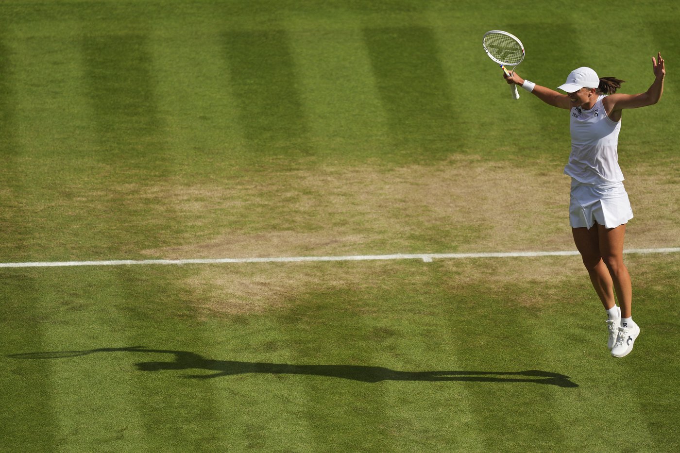 Iga Swiatek defeats Amanda Anisimova 6-0, 6-0 to win her first Wimbledon title | iNFOnews.ca Iga Swiatek defeats Amanda Anisimova 6-0, 6-0 to win her first Wimbledon title | iNFOnews.ca
