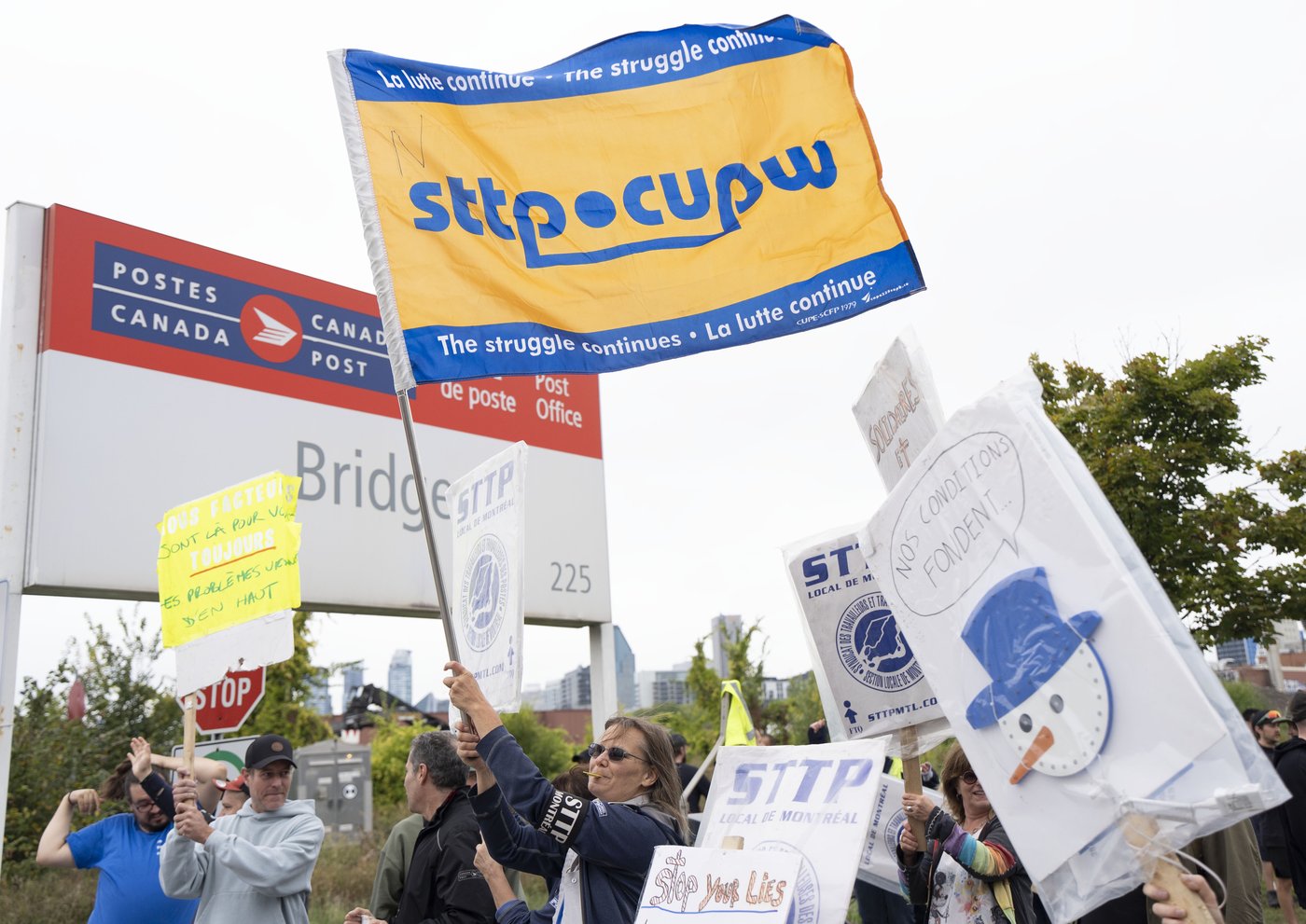 Striking Canada Post union urges Ottawa to walk back sweeping mandate changes | iNFOnews.ca