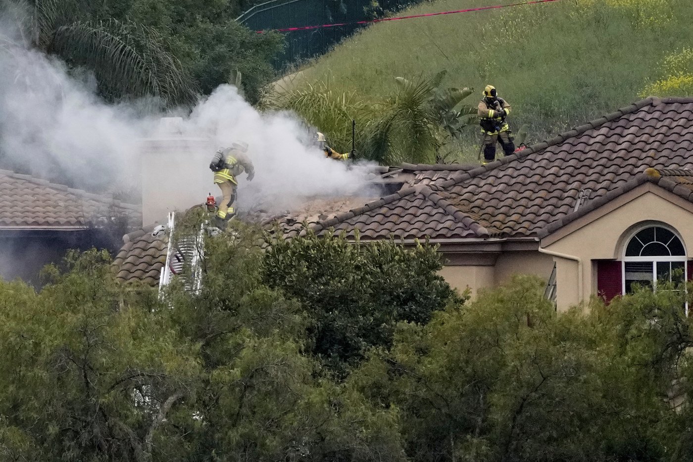 A small plane crashes into a Los Angeles-area neighborhood, killing 2 people and a dog | iNFOnews.ca