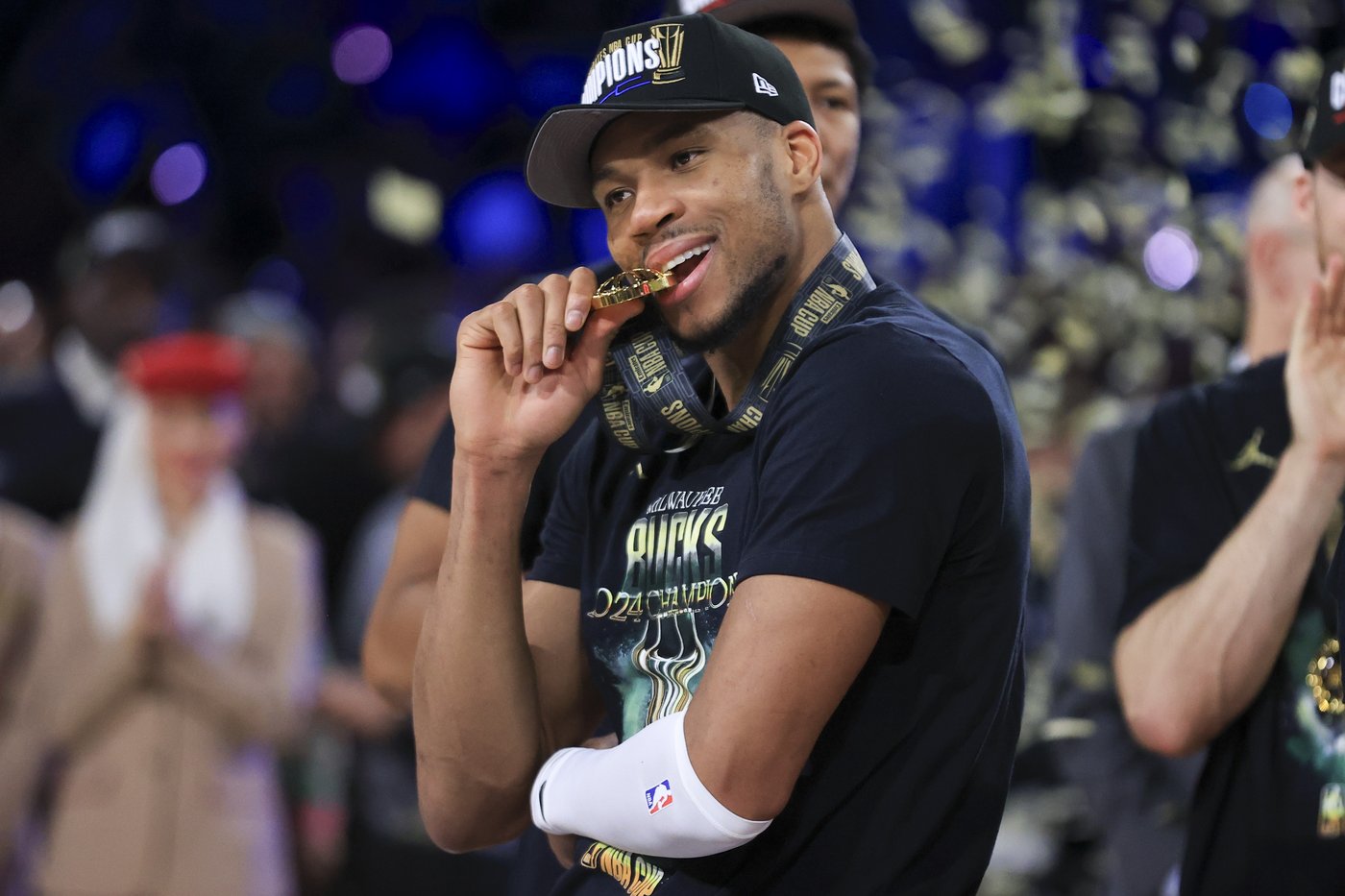 Giannis, Bucks use 3-point barrage to beat Thunder 97-81 for NBA Cup title | iNFOnews.ca