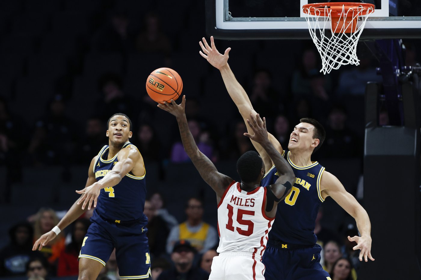 Jeremiah Fears' 4-point play with 11.5 seconds left helps No. 14 Oklahoma edge No. 24 Michigan 87-86 | iNFOnews.ca Jeremiah Fears' 4-point play with 11.5 seconds left helps No. 14 Oklahoma edge No. 24 Michigan 87-86 | iNFOnews.ca