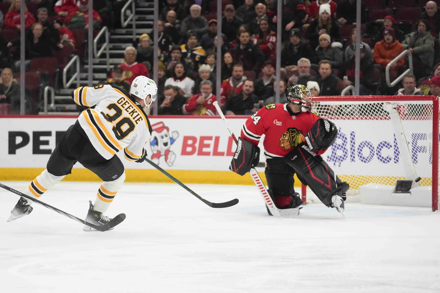 Bruins defeat Blackhawks 4-2 for third consecutive win | iNFOnews.ca