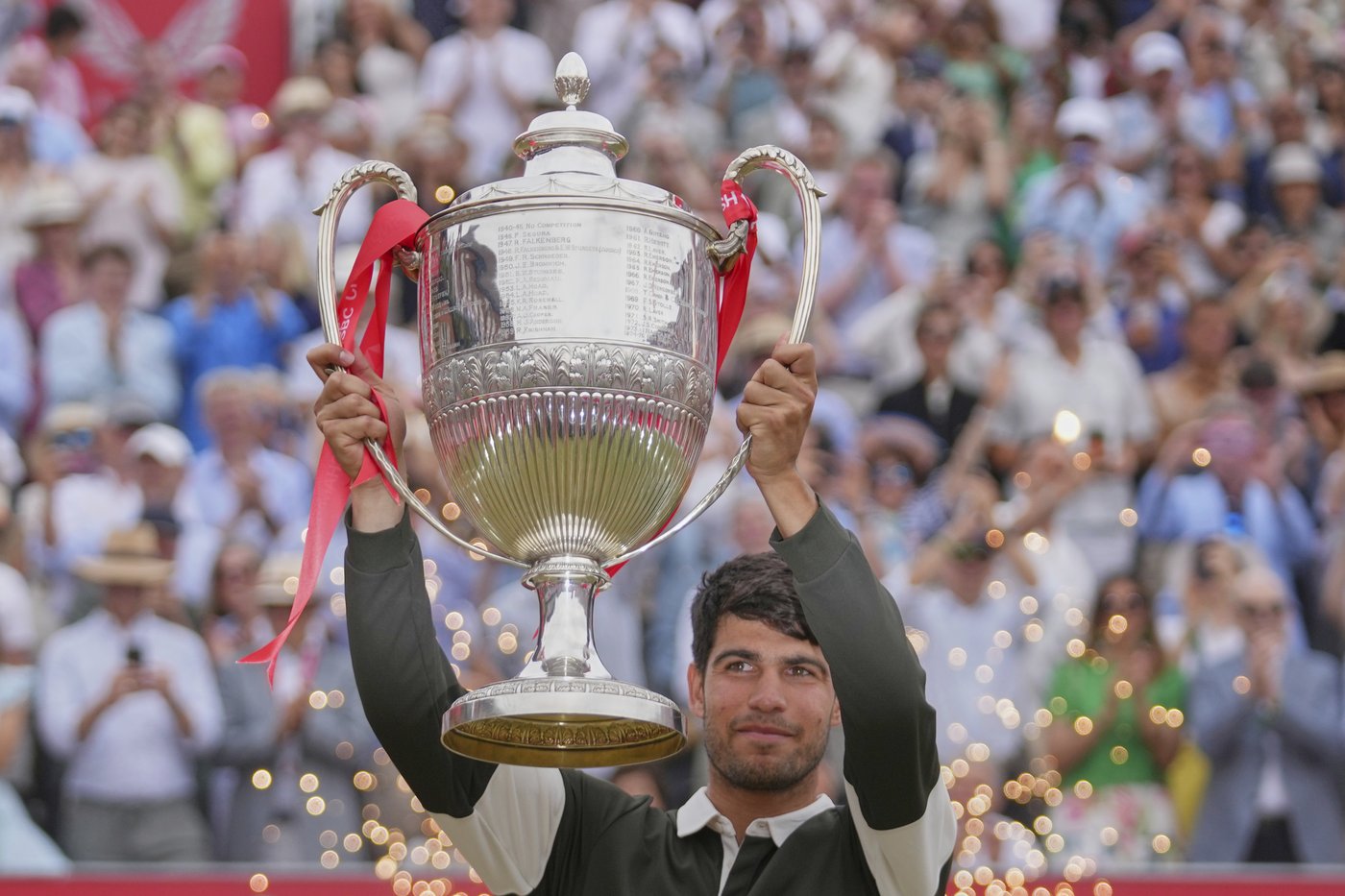 Alcaraz beats Lehecka in Queen's Club final ahead of Wimbledon defense | iNFOnews.ca