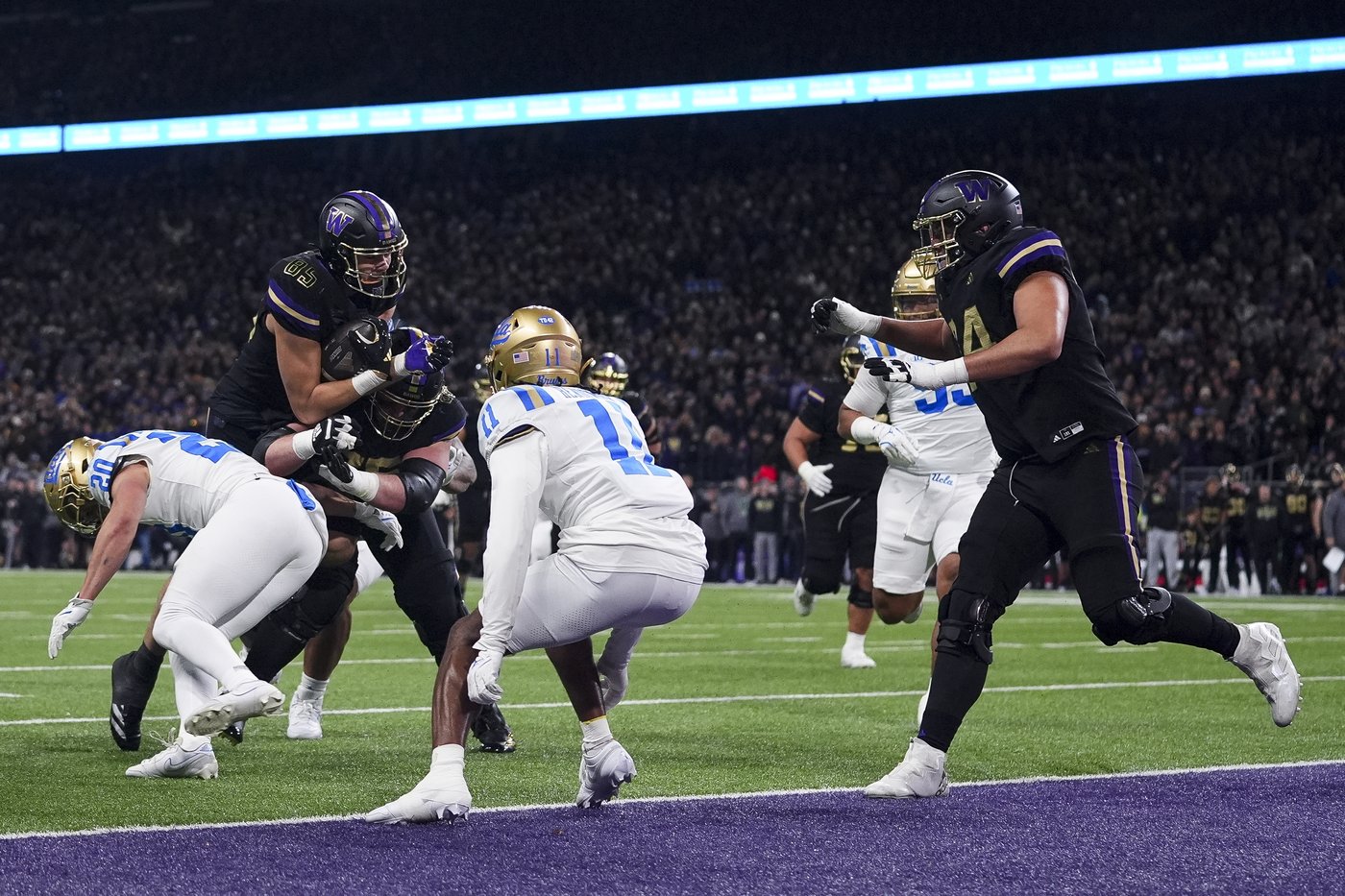 Desmond Williams Jr., Jonah Coleman lead Washington past UCLA 31-19 for bowl eligibility | iNFOnews.ca