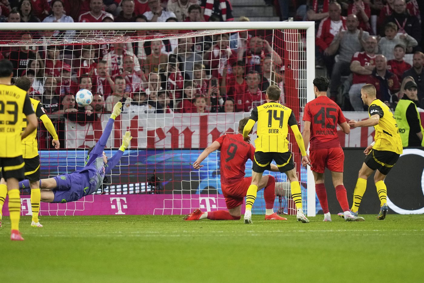 Bayern spurns chance to go 8 points clear in Bundesliga as Dortmund draws 'Klassiker' 2-2 | iNFOnews.ca
