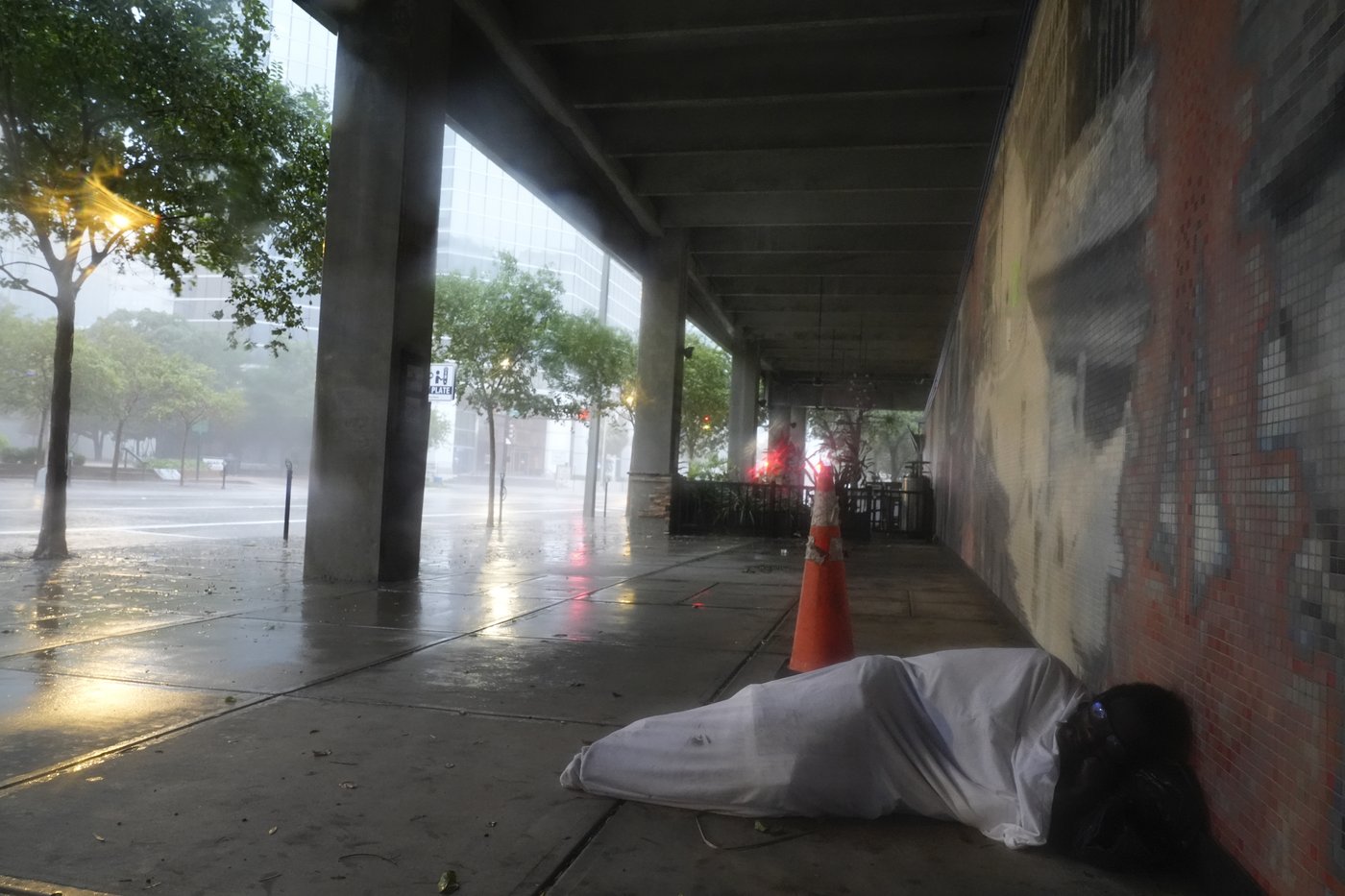 More than 2 million without power as Hurricane Milton slams Florida, causes deaths and flooding | iNFOnews.ca
