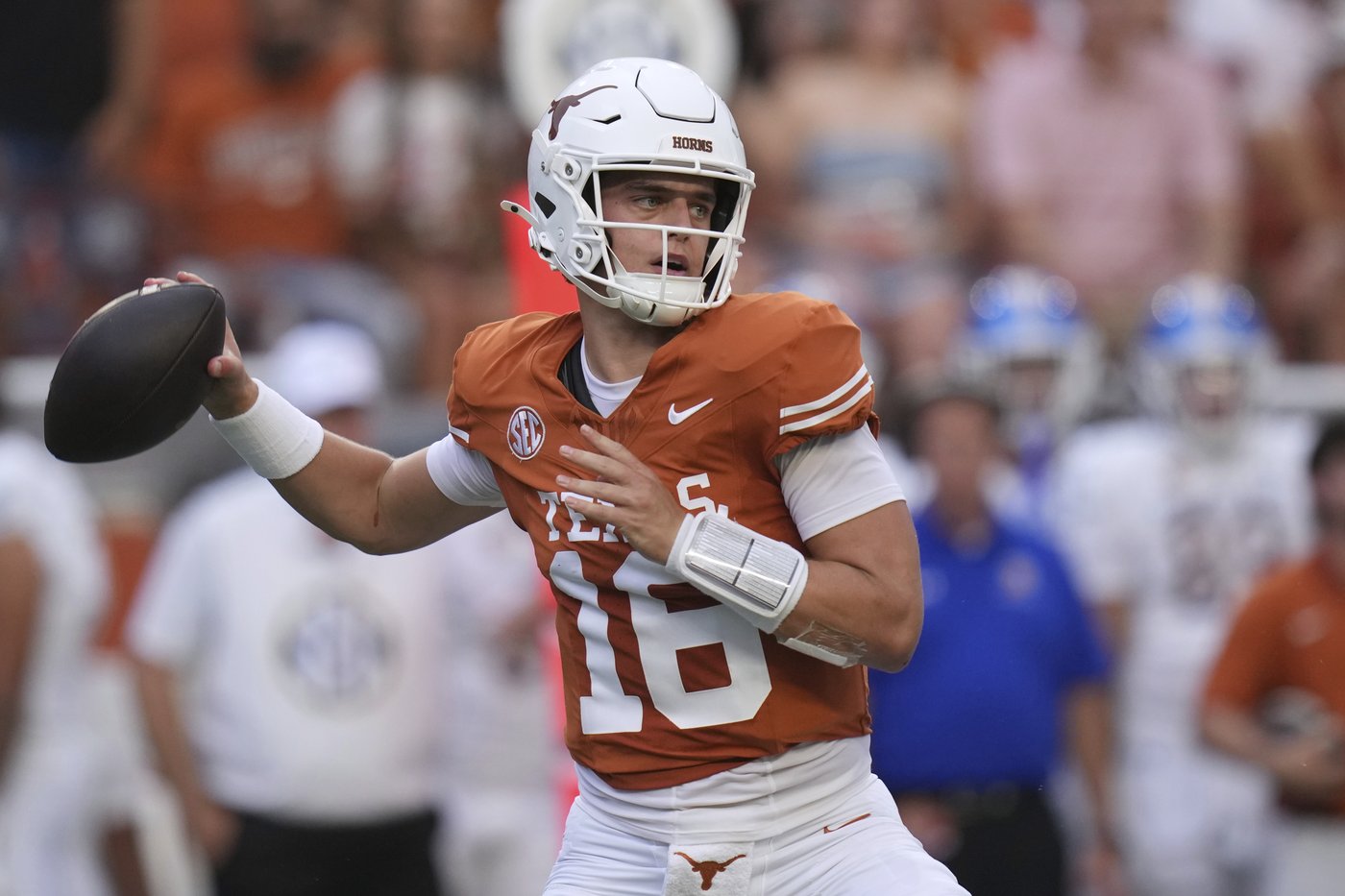 Texas' Sarkisian dismisses question about QB Arch Manning possibly having throwing issues | iNFOnews.ca