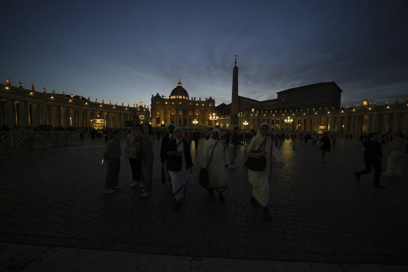 Pope Francis worried about greeting crowd in St. Peter's Square but was thankful he did, report says | iNFOnews.ca Pope Francis worried about greeting crowd in St. Peter's Square but was thankful he did, report says | iNFOnews.ca