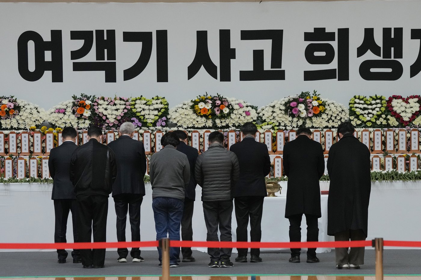 Jetliner skids off runway and bursts into flames while landing in South Korea, killing 179 | iNFOnews.ca