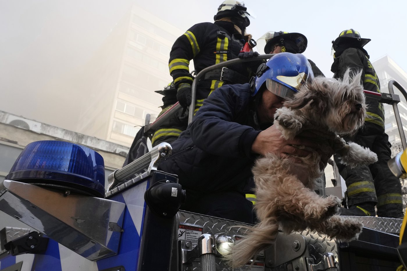 Firefighters rescue dozens from burning high rise in Santiago | iNFOnews.ca