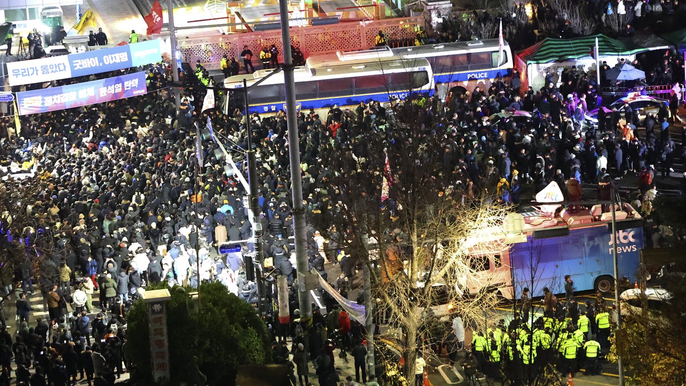 6 hours of anger, bravery and defiance during martial law in South Korea | iNFOnews.ca