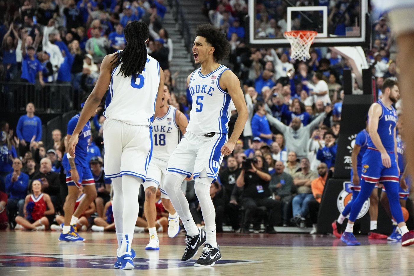 Kansas center Hunter Dickinson ejected for kicking Duke's Maliq Brown in the head | iNFOnews.ca Kansas center Hunter Dickinson ejected for kicking Duke's Maliq Brown in the head | iNFOnews.ca
