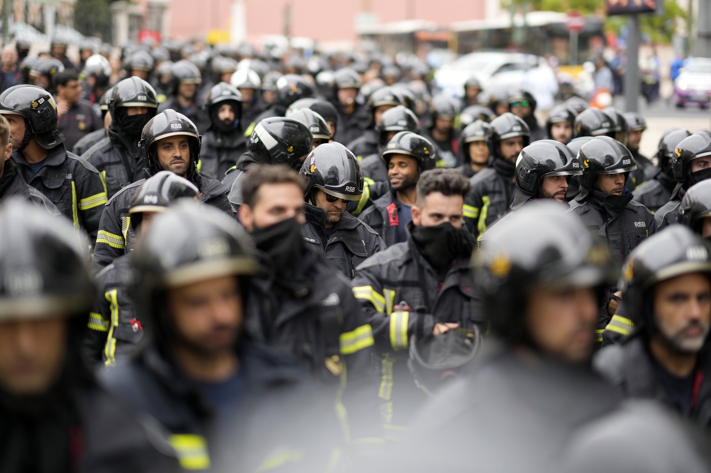 Portuguese firefighters protest outside parliament over labor conditions | iNFOnews.ca