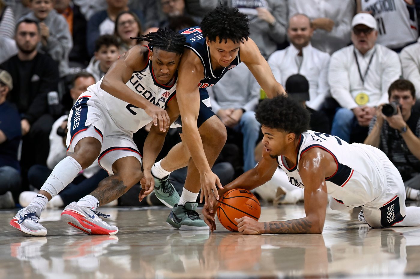 Jaden Bradley scores 21 points to lead No. 4 Arizona past No. 3 UConn 71-67 | iNFOnews.ca Jaden Bradley scores 21 points to lead No. 4 Arizona past No. 3 UConn 71-67 | iNFOnews.ca