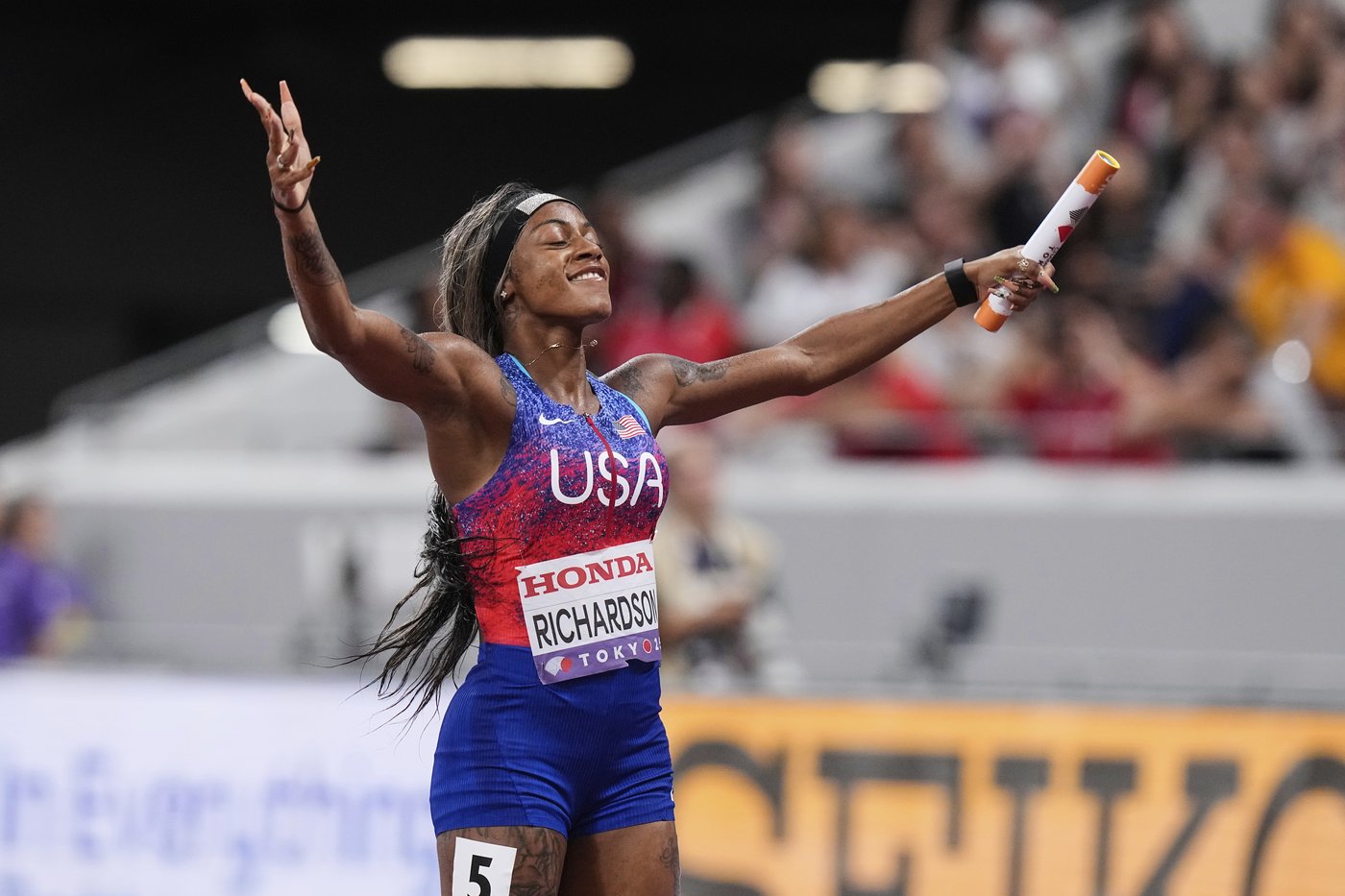 Relays in the rain! Sha'Carri, Sydney, Noah anchor wins on a big closing day for Americans at worlds | iNFOnews.ca