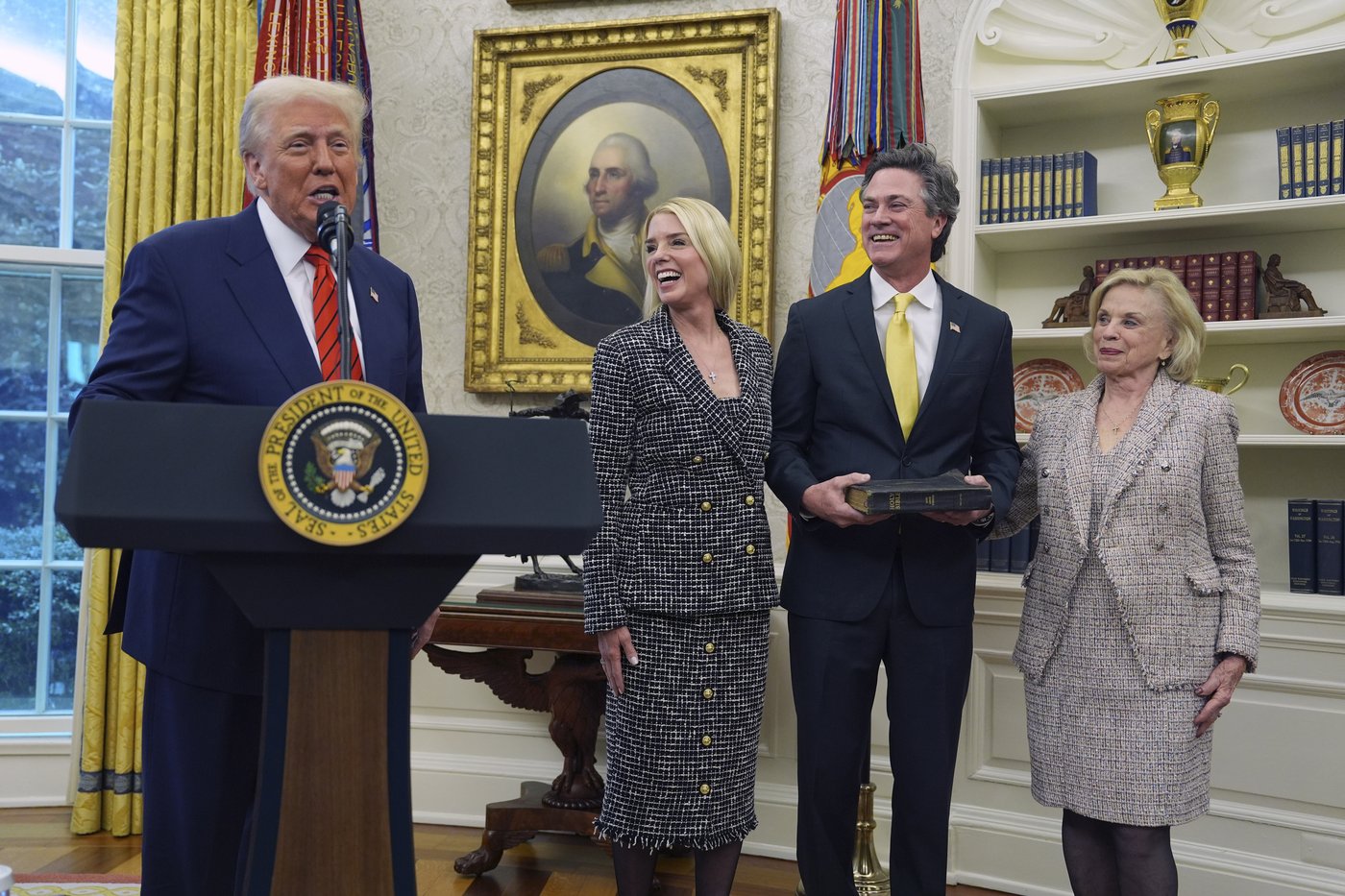 PHOTO COLLECTION: Pam Bondi Swearing In | iNFOnews.ca