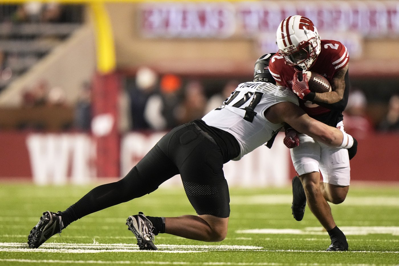 No. 1 Oregon rallies in 4th quarter to beat Wisconsin 16-13 | iNFOnews.ca No. 1 Oregon rallies in 4th quarter to beat Wisconsin 16-13 | iNFOnews.ca