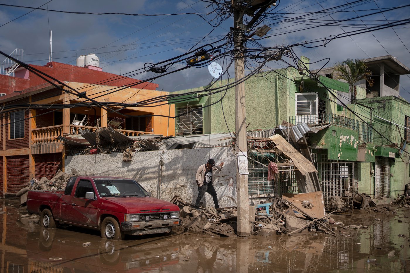 Landslides and flooding cut off 300 communities in Mexico with dozens dead and missing | iNFOnews.ca Landslides and flooding cut off 300 communities in Mexico with dozens dead and missing | iNFOnews.ca