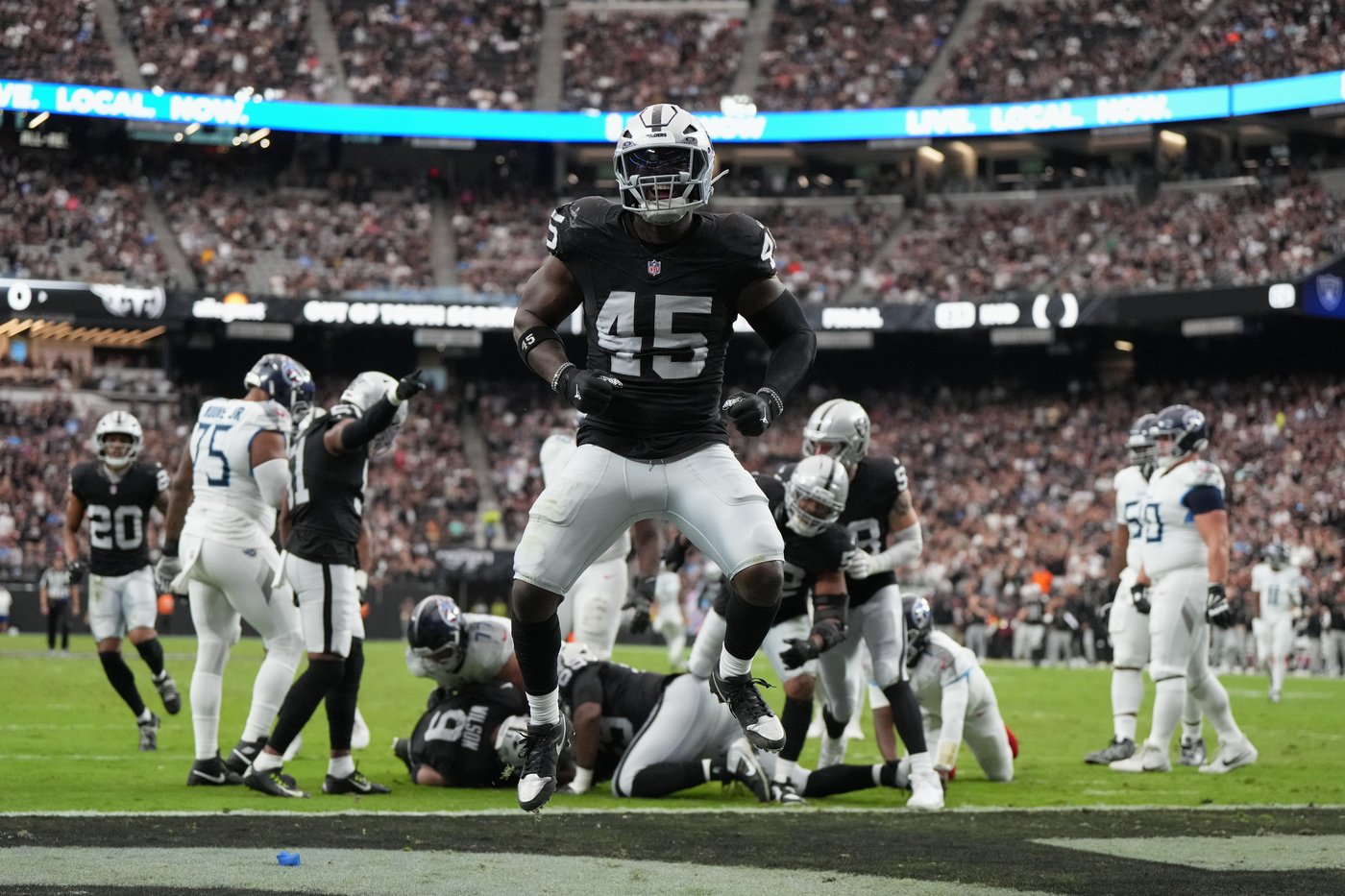 Veteran linebacker Devin White leads Raiders' defense with huge stat line in win over Titans | iNFOnews.ca