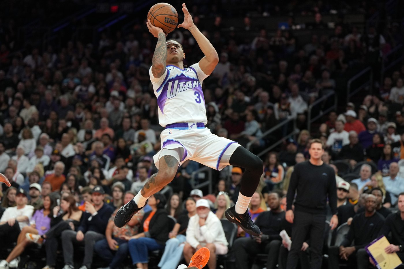 Booker scores 36 as Suns beat Jazz 118-96 | iNFOnews.ca