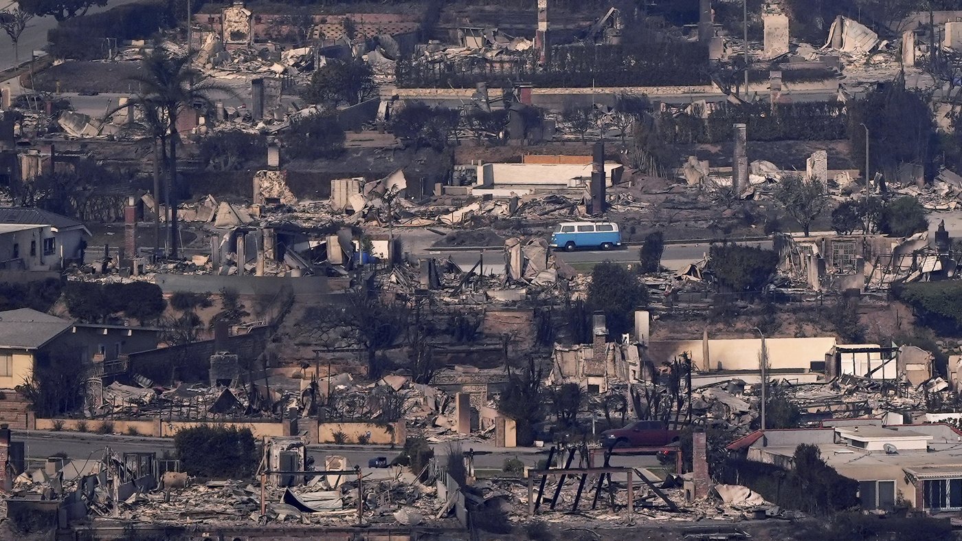 New LA-area fire prompts more evacuations while over 10,000 structures lost to the 2 biggest blazes | iNFOnews.ca