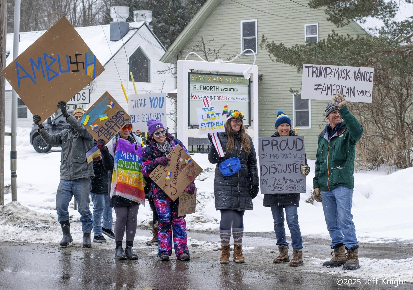 Crowds protest near Vermont ski resort where JD Vance planned vacation with family | iNFOnews.ca Crowds protest near Vermont ski resort where JD Vance planned vacation with family | iNFOnews.ca