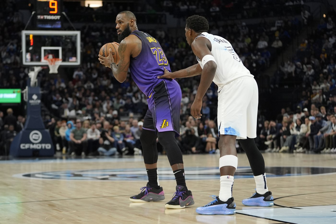 Timberwolves blow out Lakers 109-80 behind Randle, Gobert and tough defense | iNFOnews.ca