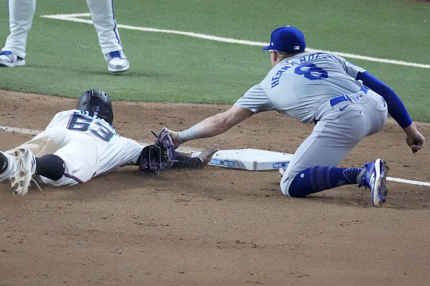 Ohtani steals 49th base in Dodgers' 8-4 win over Marlins | iNFOnews.ca Ohtani steals 49th base in Dodgers' 8-4 win over Marlins | iNFOnews.ca