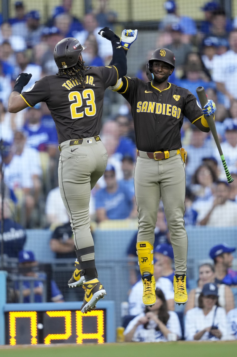 Dodger Stadium fans toss balls and trash on field, interrupt Padres' 10-2 win that evens NLDS | iNFOnews.ca