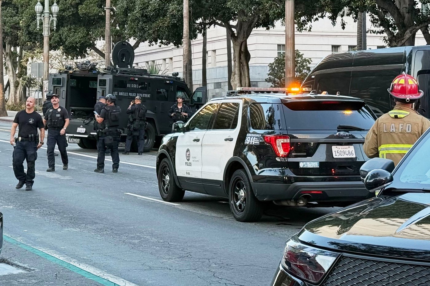 LA City Hall evacuated after car crashes into building's steps and the driver is in police custody | iNFOnews.ca