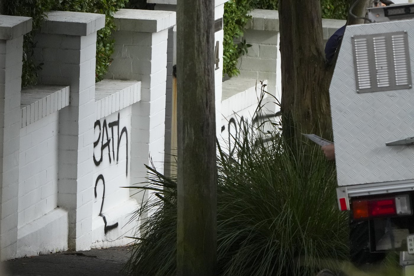 Vandals burn a car and spray graffiti in latest antisemitic attack in Sydney | iNFOnews.ca
