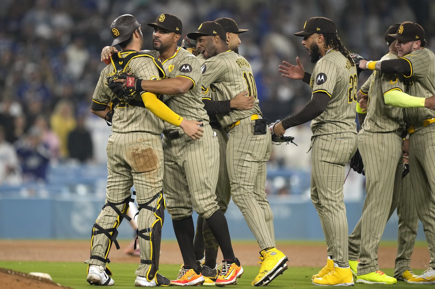 Padres turn triple play to clinch playoff spot with 4-2 win over Dodgers | iNFOnews.ca Padres turn triple play to clinch playoff spot with 4-2 win over Dodgers | iNFOnews.ca