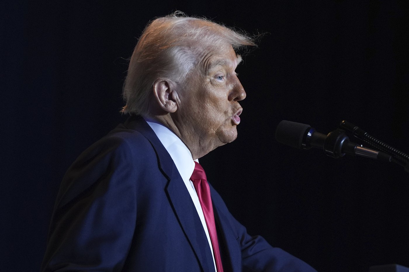 Trump blames 'obsolete' US air traffic control system for deadly plane and chopper crash near DC | iNFOnews.ca