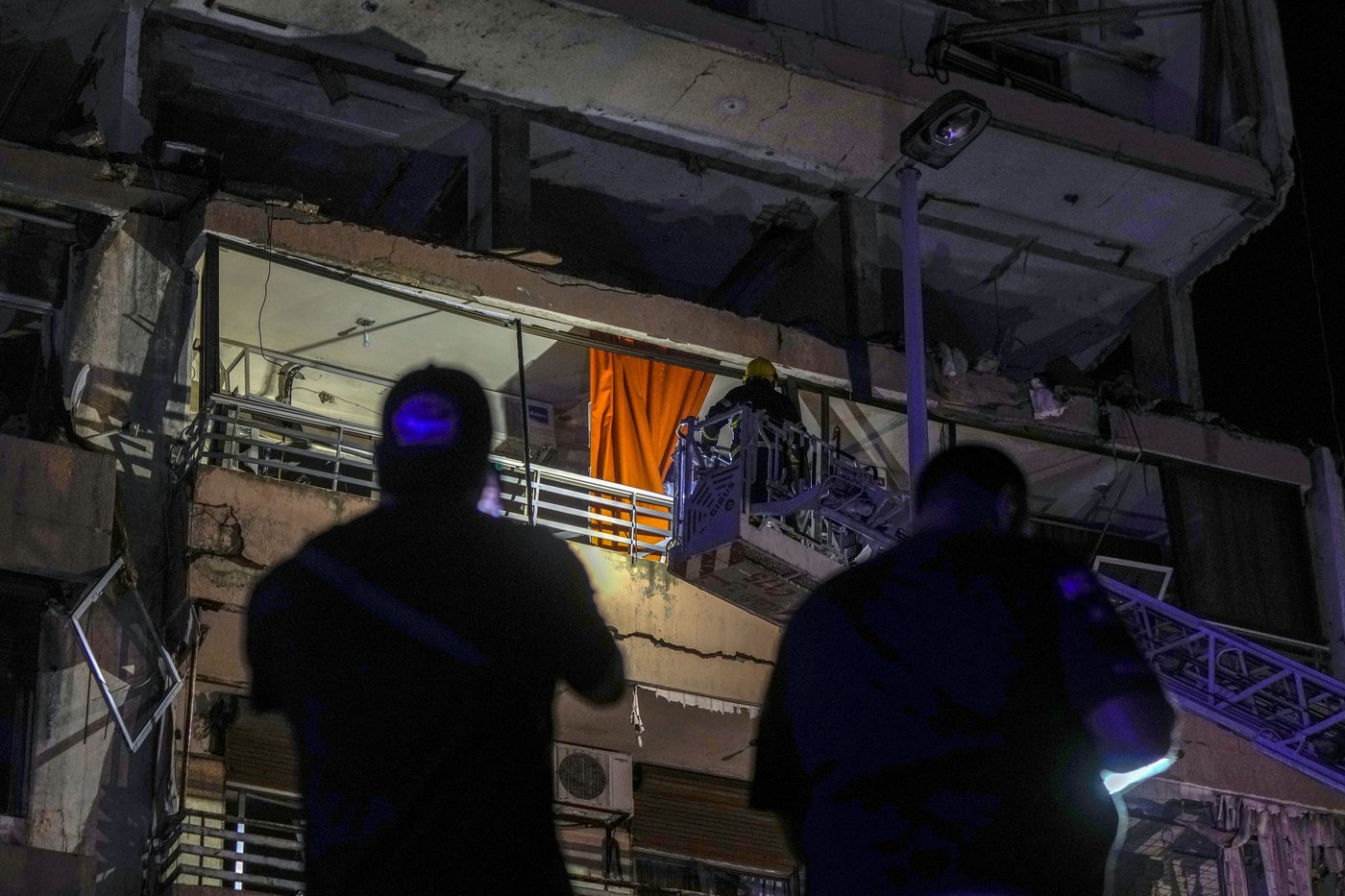 An Israeli airstrike hits central Beirut for the first time in nearly a year of conflict | iNFOnews.ca An Israeli airstrike hits central Beirut for the first time in nearly a year of conflict | iNFOnews.ca