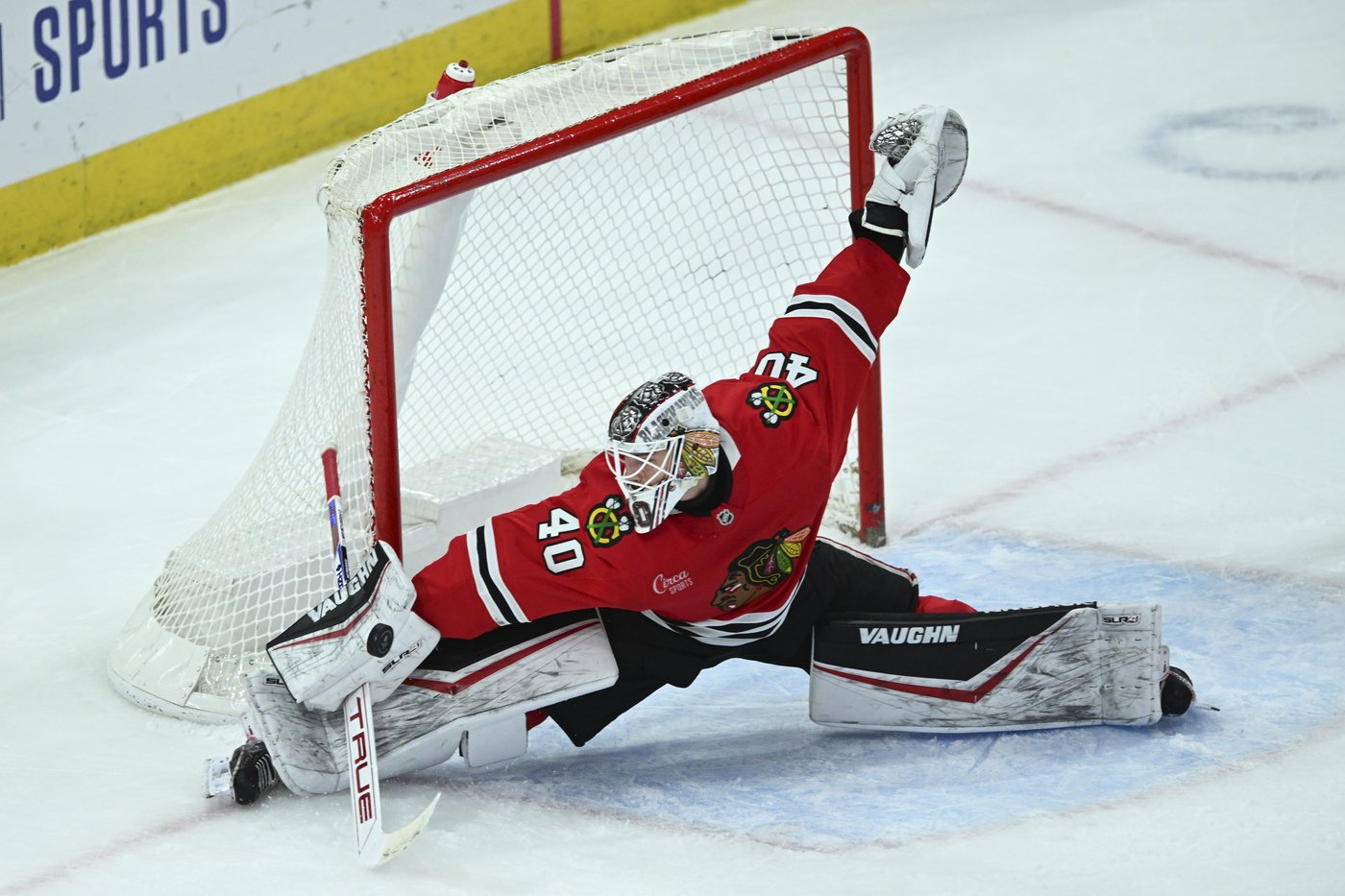 Soderblom shines as Blackhawks end five-game skid with 4-2 win over Canadiens | iNFOnews.ca