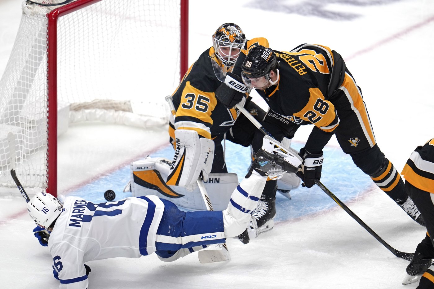 Bunting scores decisive power-play goal to power Penguins past Maple Leafs 5-2 | iNFOnews.ca Bunting scores decisive power-play goal to power Penguins past Maple Leafs 5-2 | iNFOnews.ca