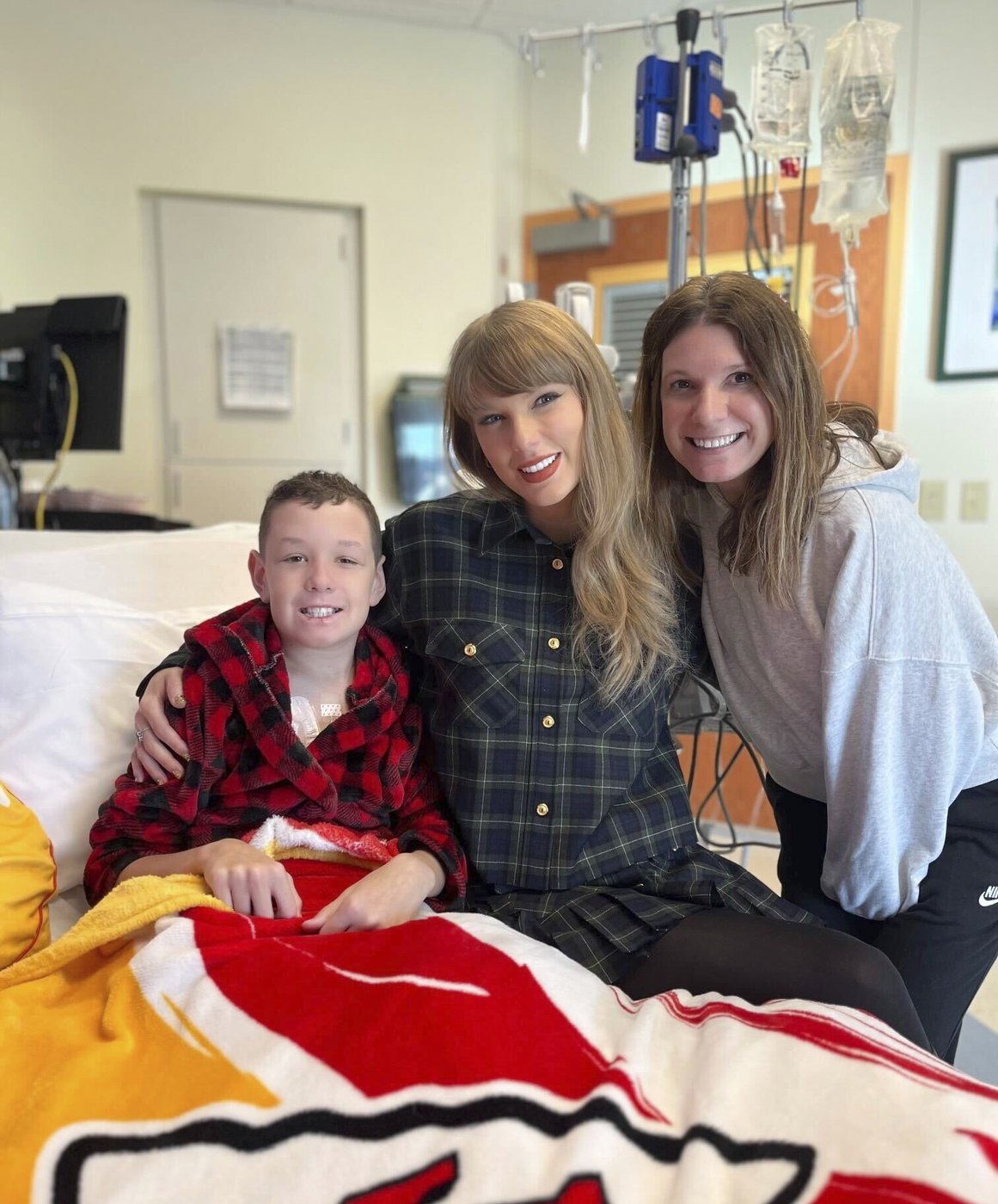 Taylor Swift makes surprise visit to Kansas City children's hospital | iNFOnews.ca Taylor Swift makes surprise visit to Kansas City children's hospital | iNFOnews.ca