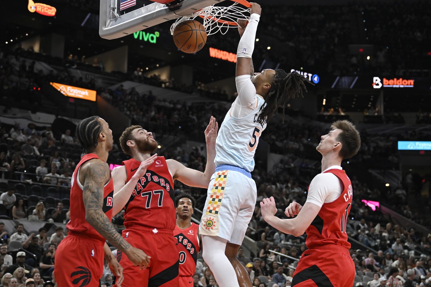 Spurs rally from a 22-point deficit to beat the Raptors 125-118 | iNFOnews.ca