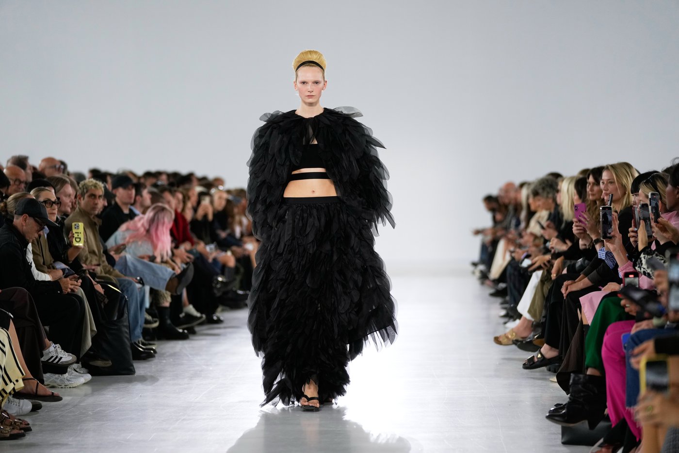 Max Mara responds to rising global tensions and temperatures with lightness on Milan runway | iNFOnews.ca Max Mara responds to rising global tensions and temperatures with lightness on Milan runway | iNFOnews.ca