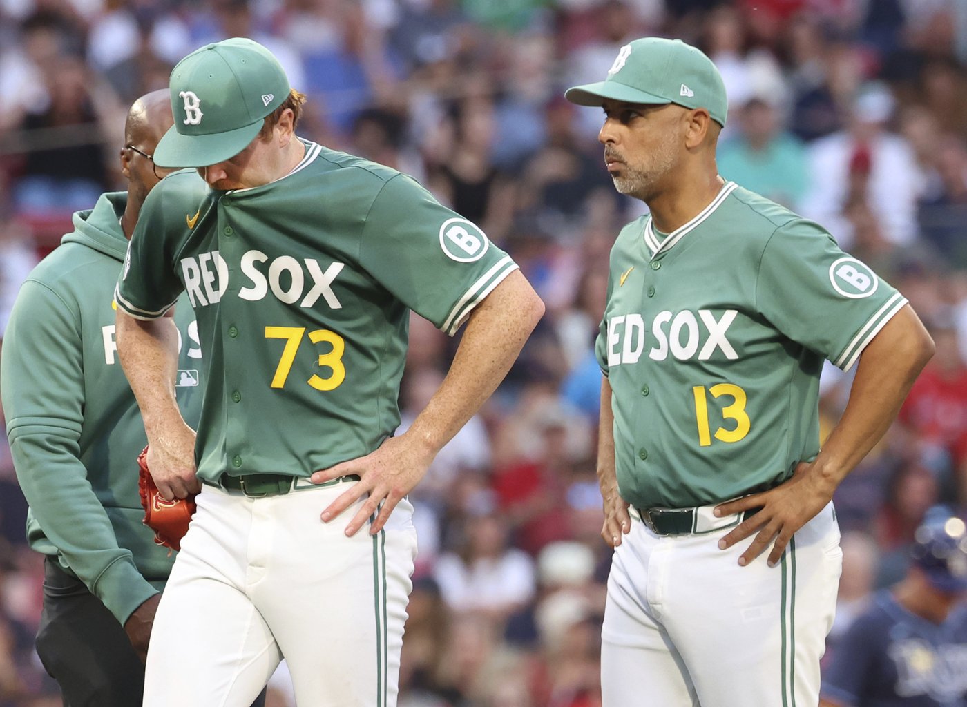 Red Sox starter Hunter Dobbins leaves game vs. Tampa Bay due to right knee pain after put-out | iNFOnews.ca Red Sox starter Hunter Dobbins leaves game vs. Tampa Bay due to right knee pain after put-out | iNFOnews.ca