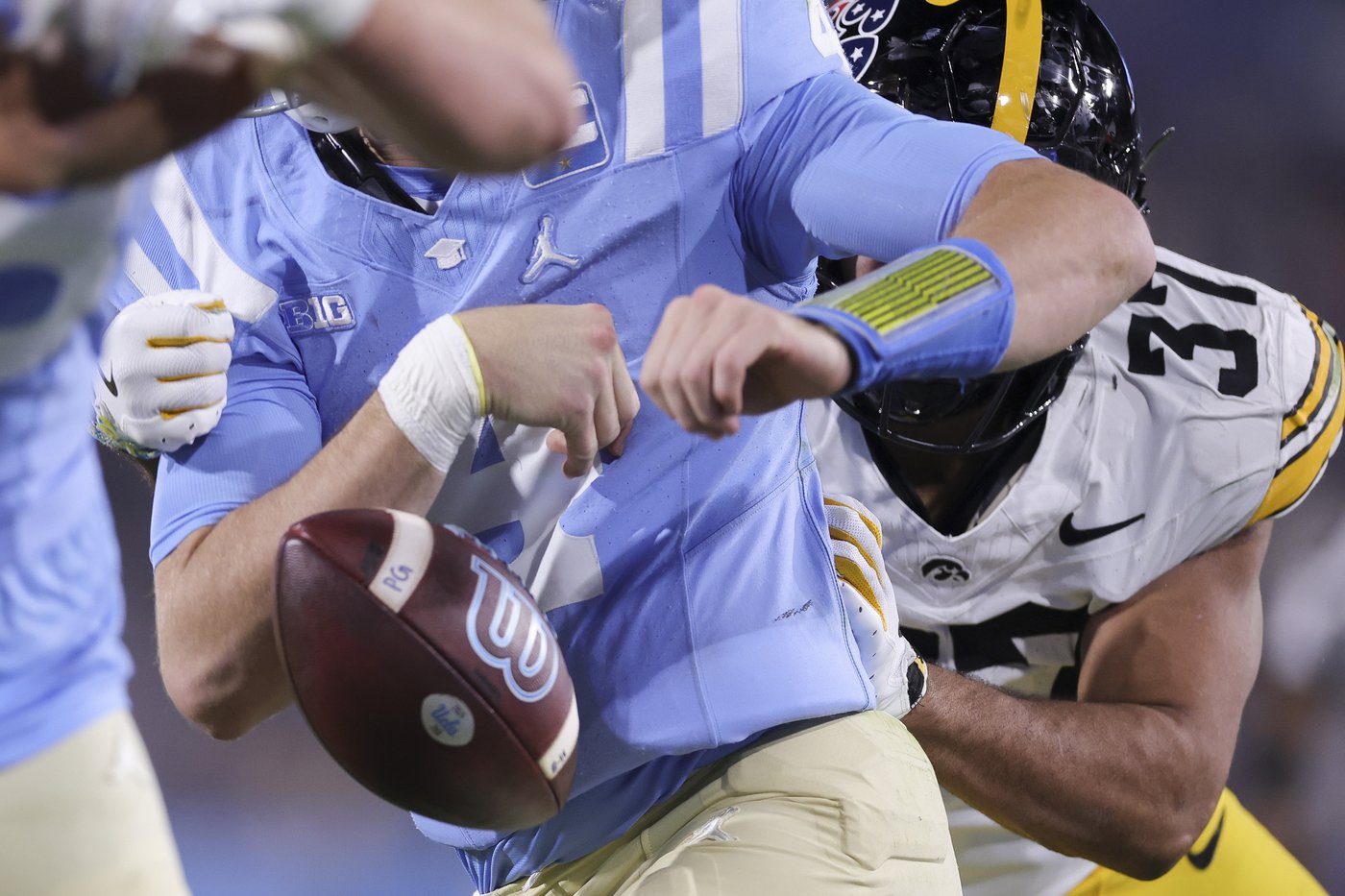 Garbers, Schwesinger lead UCLA past Iowa 20-17 for Bruins' 3rd straight win | iNFOnews.ca Garbers, Schwesinger lead UCLA past Iowa 20-17 for Bruins' 3rd straight win | iNFOnews.ca