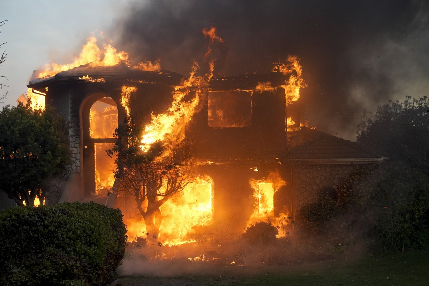 Thousands ordered to evacuate as powerful wind-fed wildfire burns homes in Southern California | iNFOnews.ca Thousands ordered to evacuate as powerful wind-fed wildfire burns homes in Southern California | iNFOnews.ca